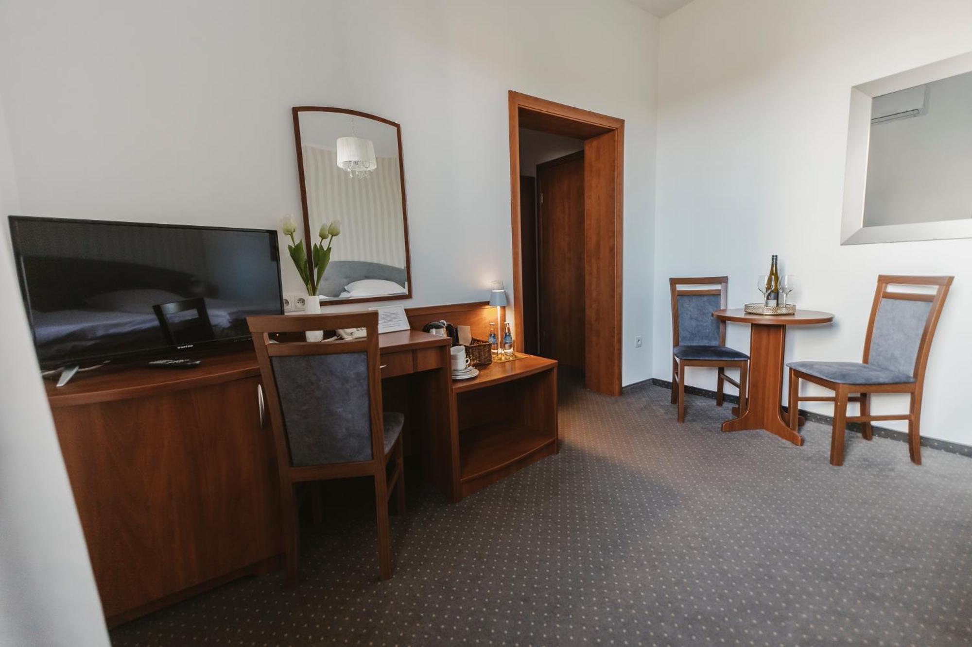 Hotel I Restauracja Borowianka Ostrów Wielkopolski Dış mekan fotoğraf