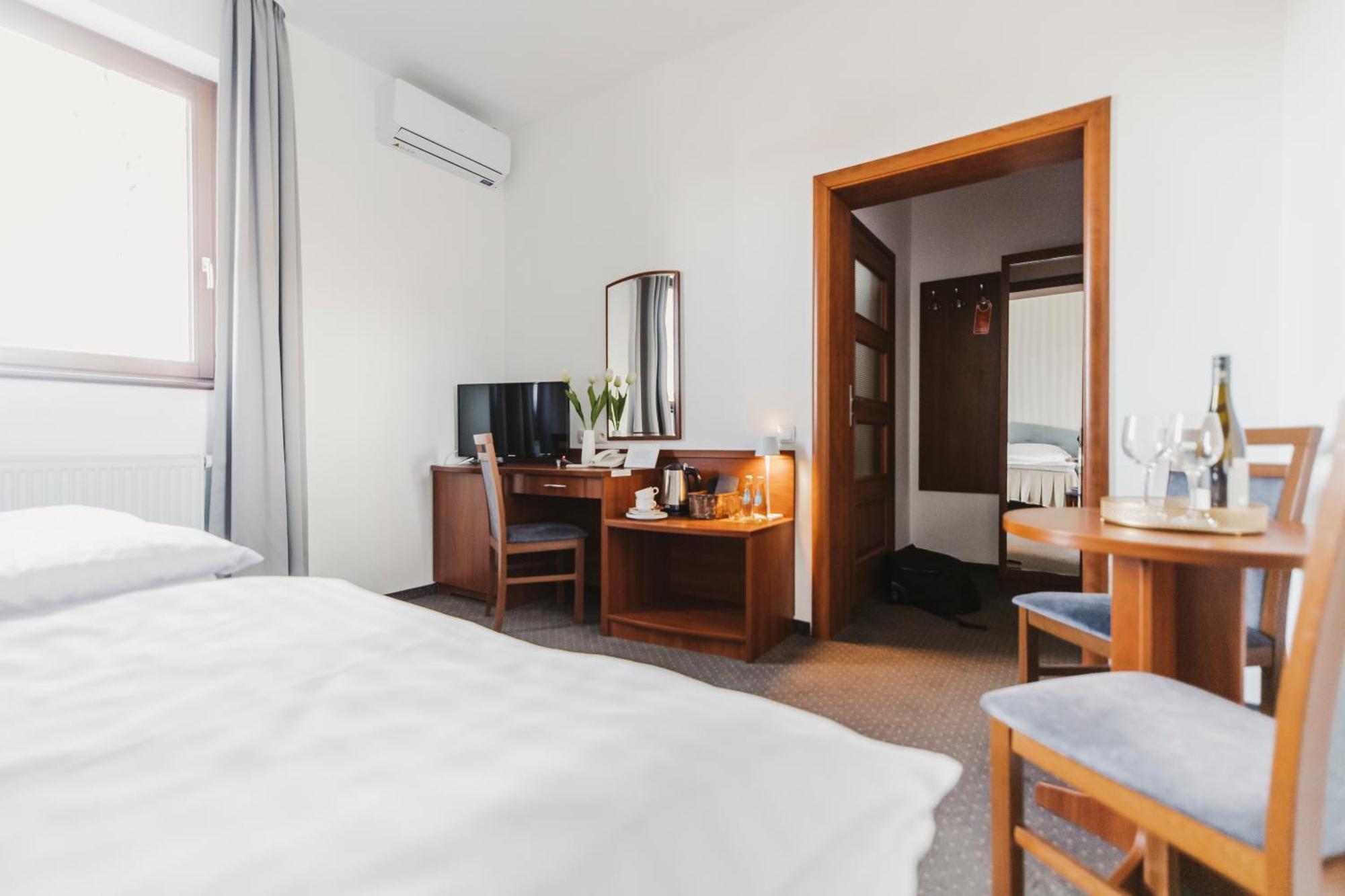 Hotel I Restauracja Borowianka Ostrów Wielkopolski Dış mekan fotoğraf