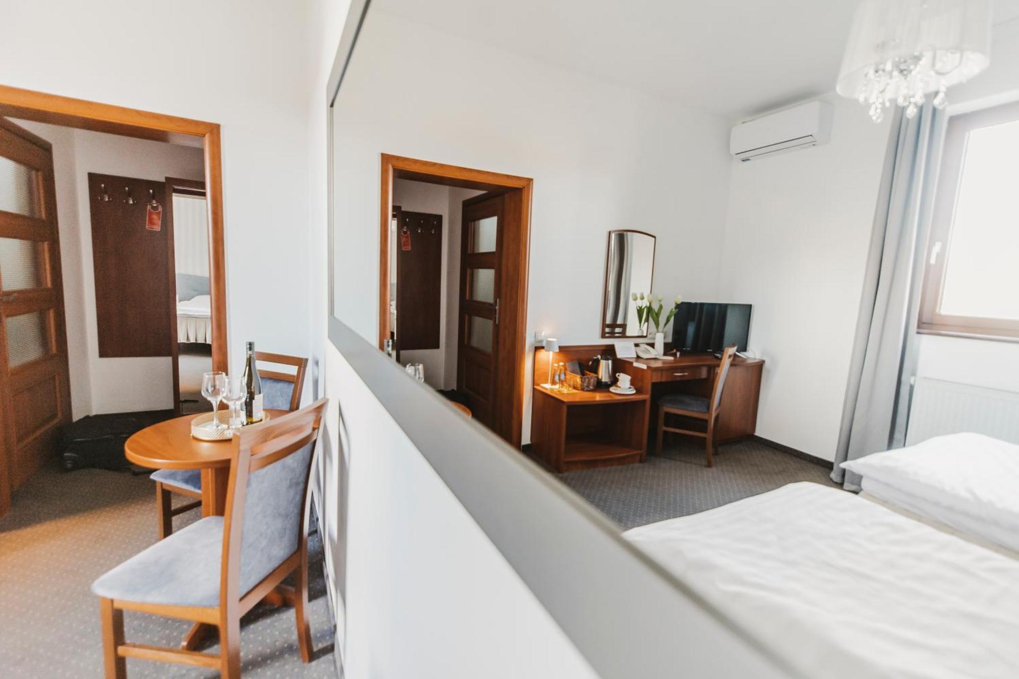 Hotel I Restauracja Borowianka Ostrów Wielkopolski Dış mekan fotoğraf